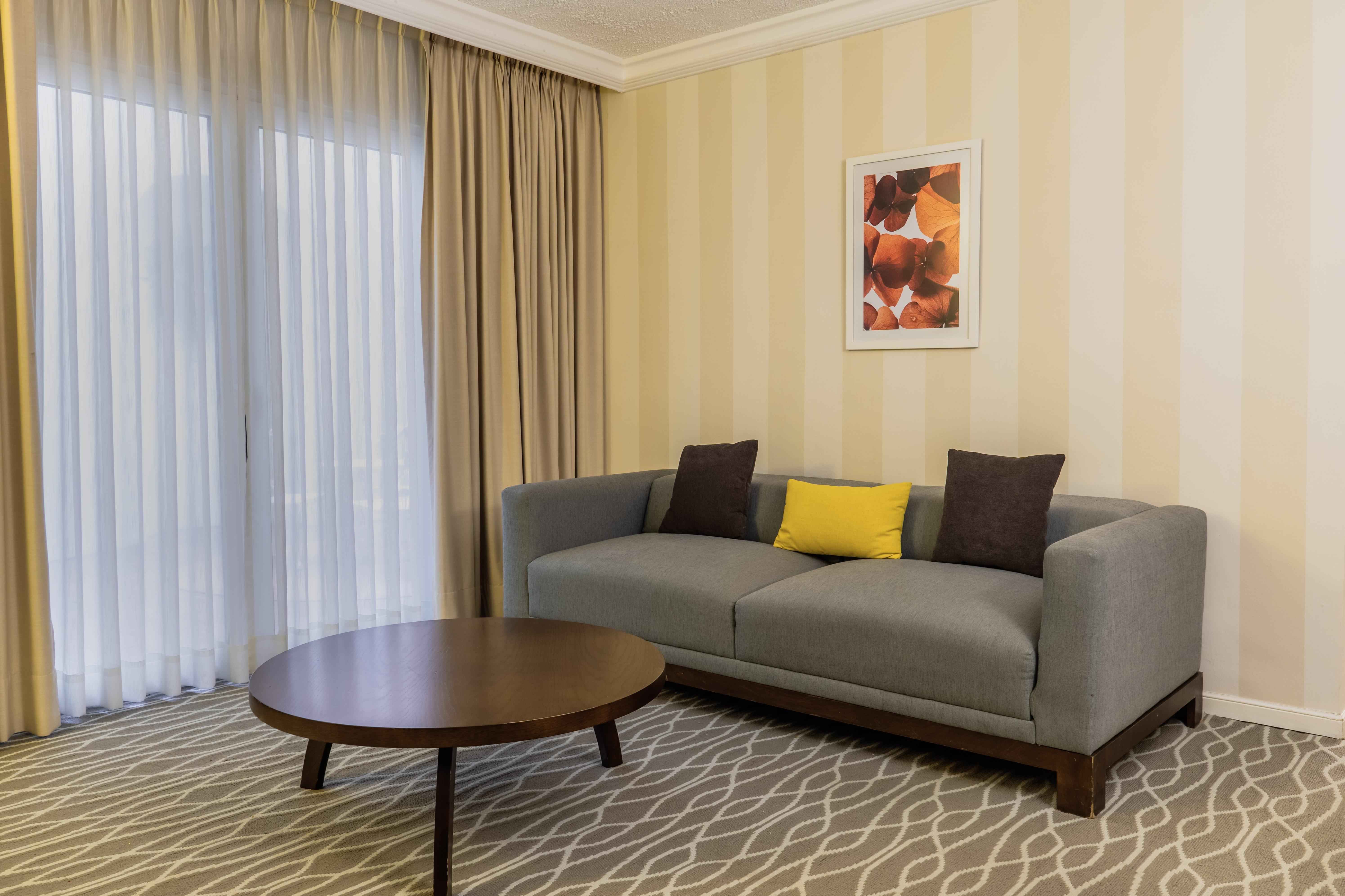 Gamma Monterrey Gran Hotel Ancira المظهر الخارجي الصورة A living room in a hotel suite